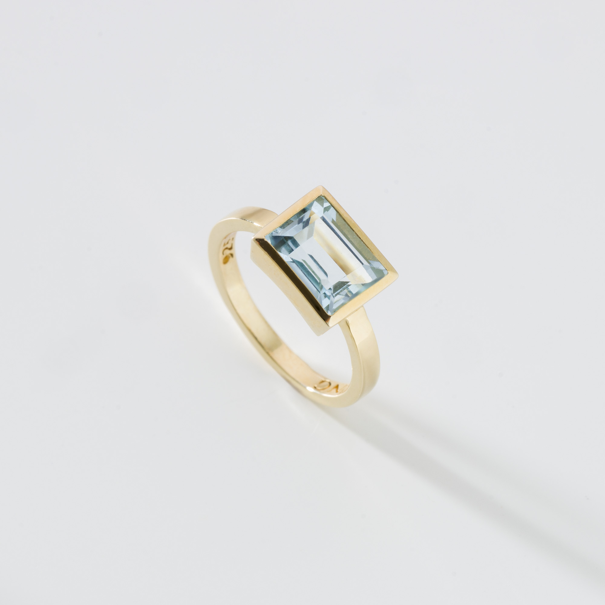 Anel Solitário com Topázio Azul