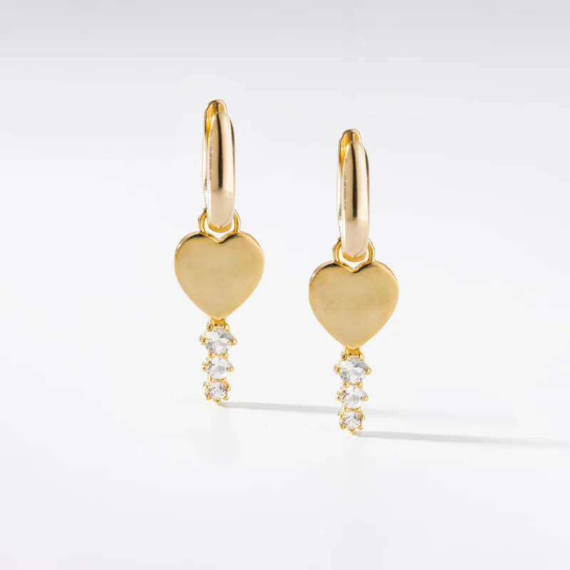 Argola Oval com Pingente Chave de Coração