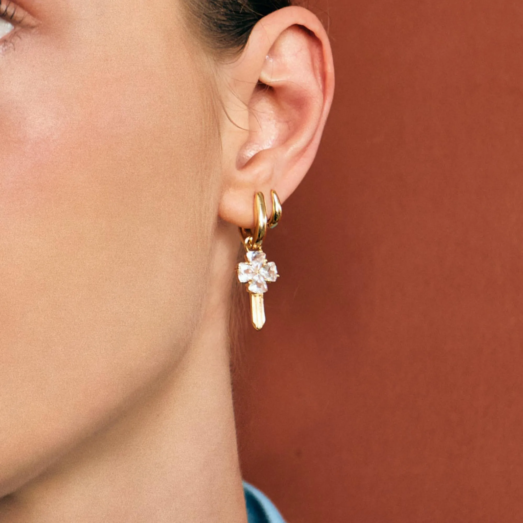 Argola Oval com Pingente Chave Trevo - Imagem 2