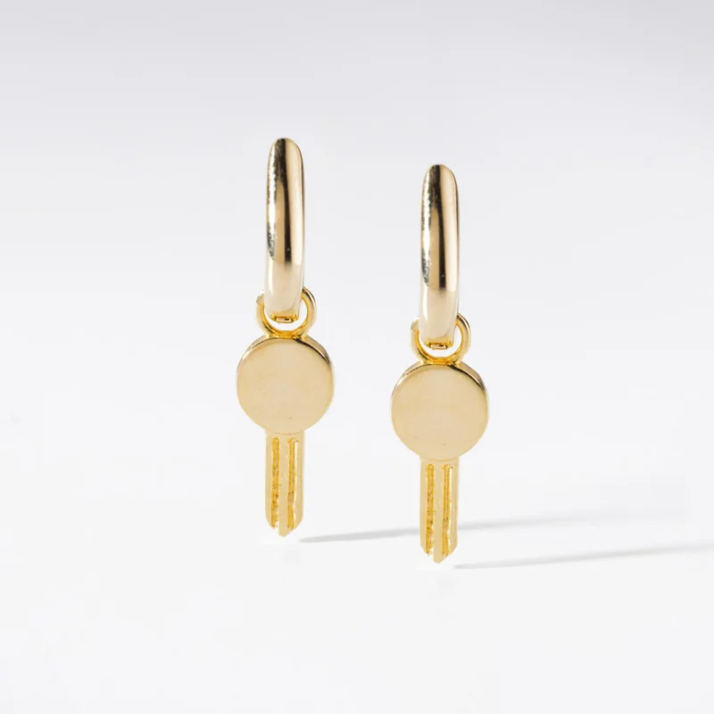 Argola Oval com Pingente Chave Redonda